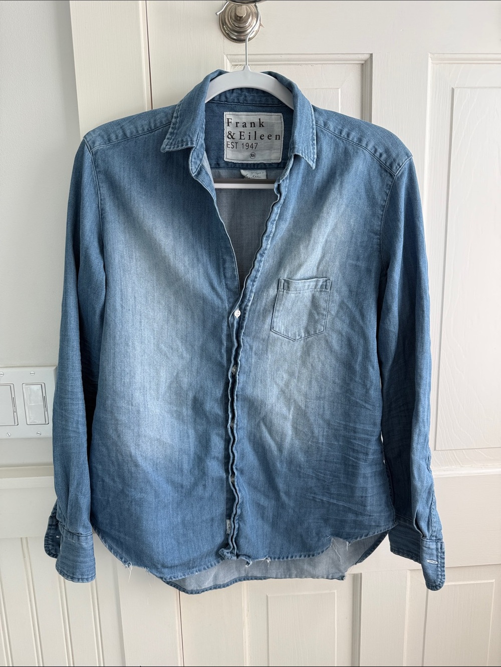 Frank & Eileen women’s famous denim Eileen cut Button-Up Shirt XS